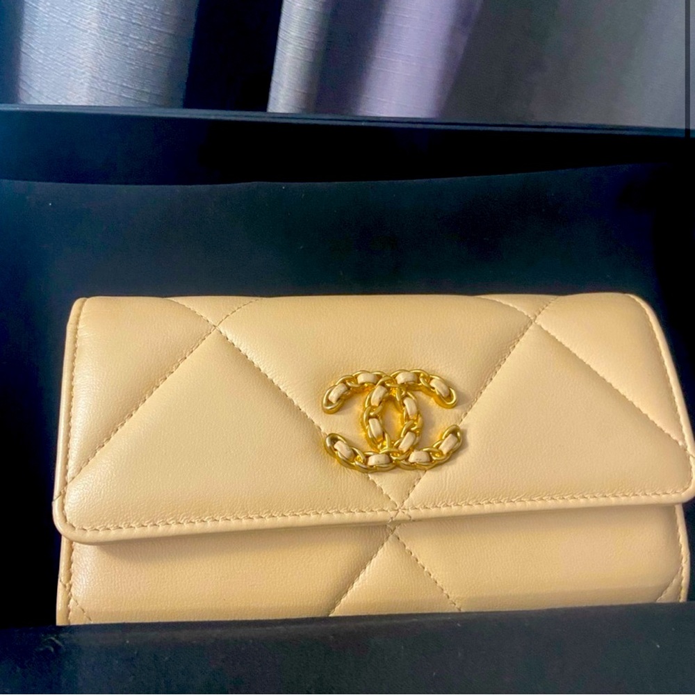 Chanel 18 long flap wallet